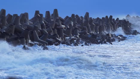 暴風雨的海浪打破了北方碼頭的海浪破壞者在liepaja, 雲<unk>的晚上, 海<unk>在強風中漂流, 廣場射擊