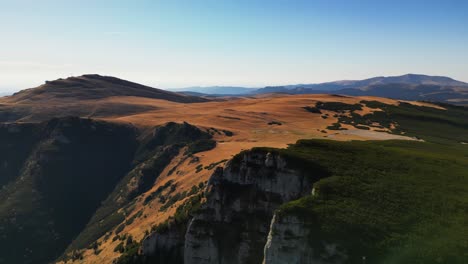 Luftpanoramablick-Auf-Das-Pietra-Arsa-Gebirge,-Prahova-Tal,-Rumänien