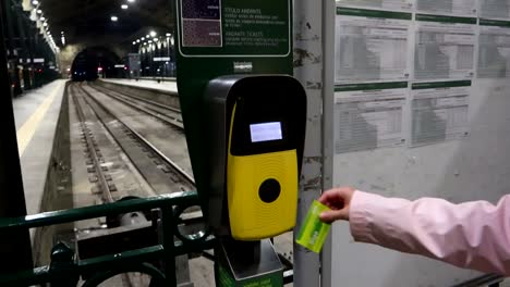 Weibliche-Hand-Entwertet-Ein-Zugticket-Am-Bahnhof-Sao-Bento-In-Porto