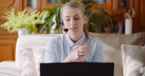 Representante-De-Ventas-En-Auriculares-Hablando-Con-El-Cliente-Y-Haciendo-Una-Videoconferencia-En-Una-Computadora-Portátil