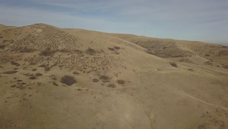 two-mountain-bikes-along-a-mountain