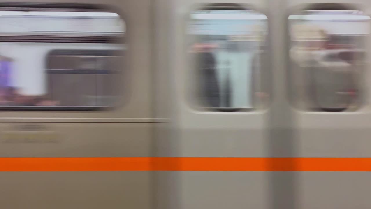 아테네, 그리스 지하철역을 지나가는 지하철 열차