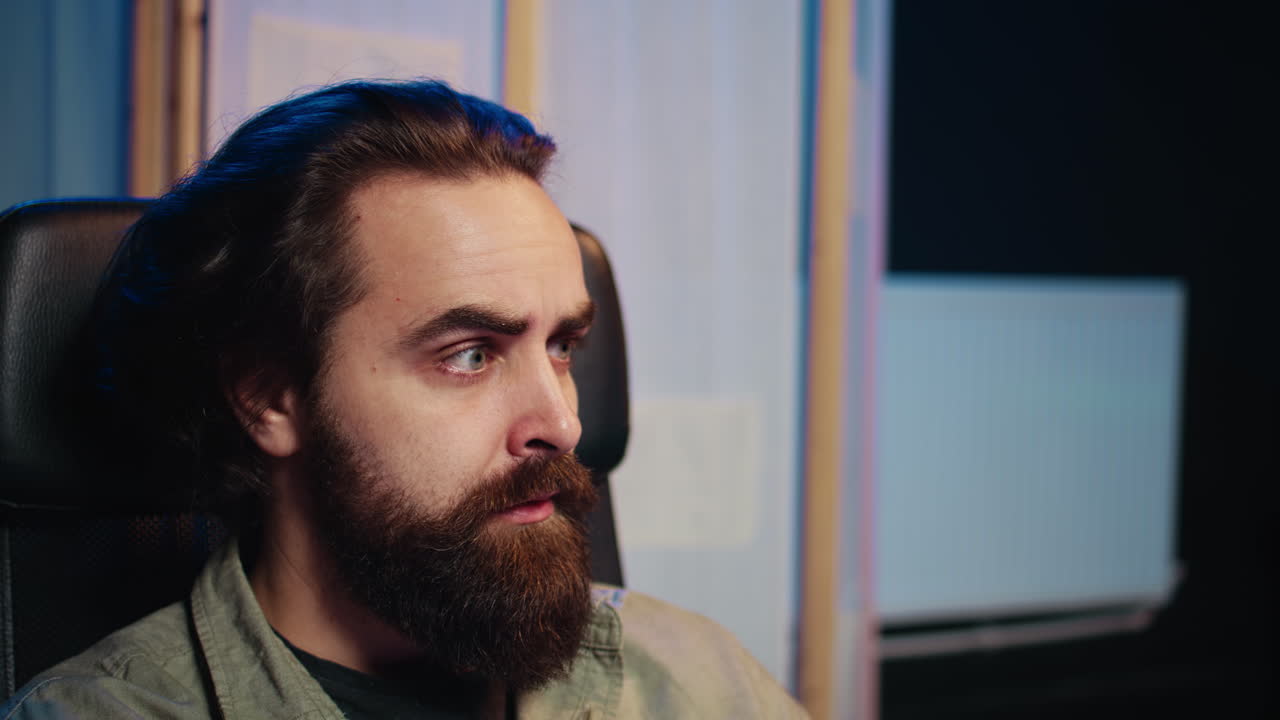 desarrollador preocupado por la inteligencia artificial consciente condenando a la humanidad, primer plano