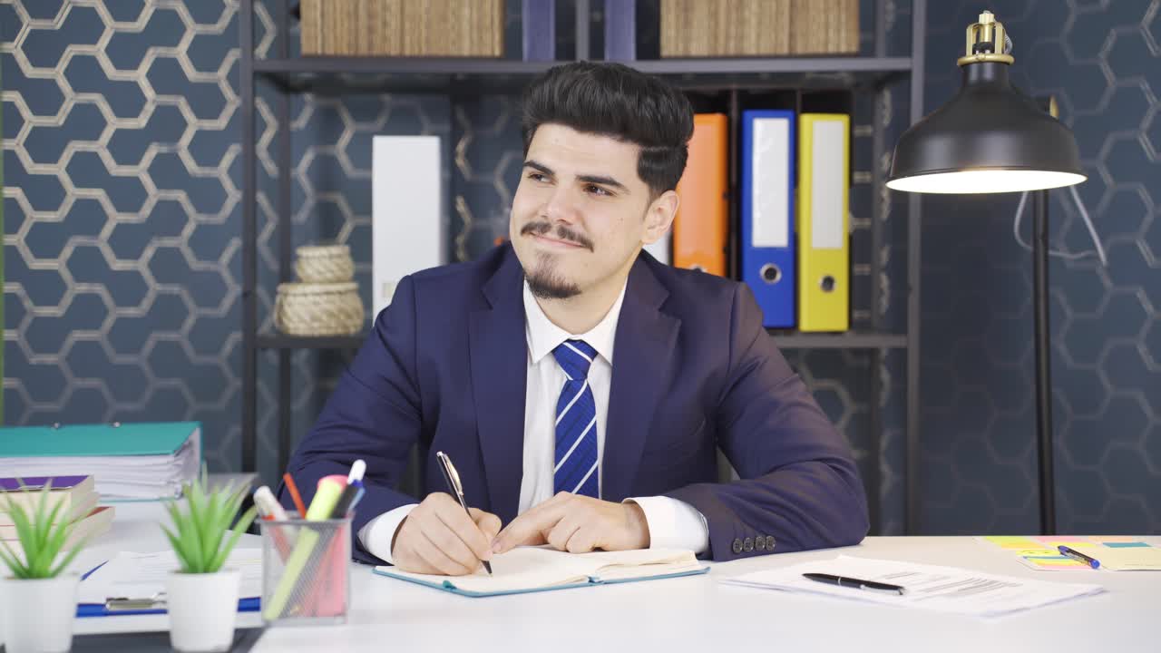 el hombre de negocios feliz sueña hermoso.