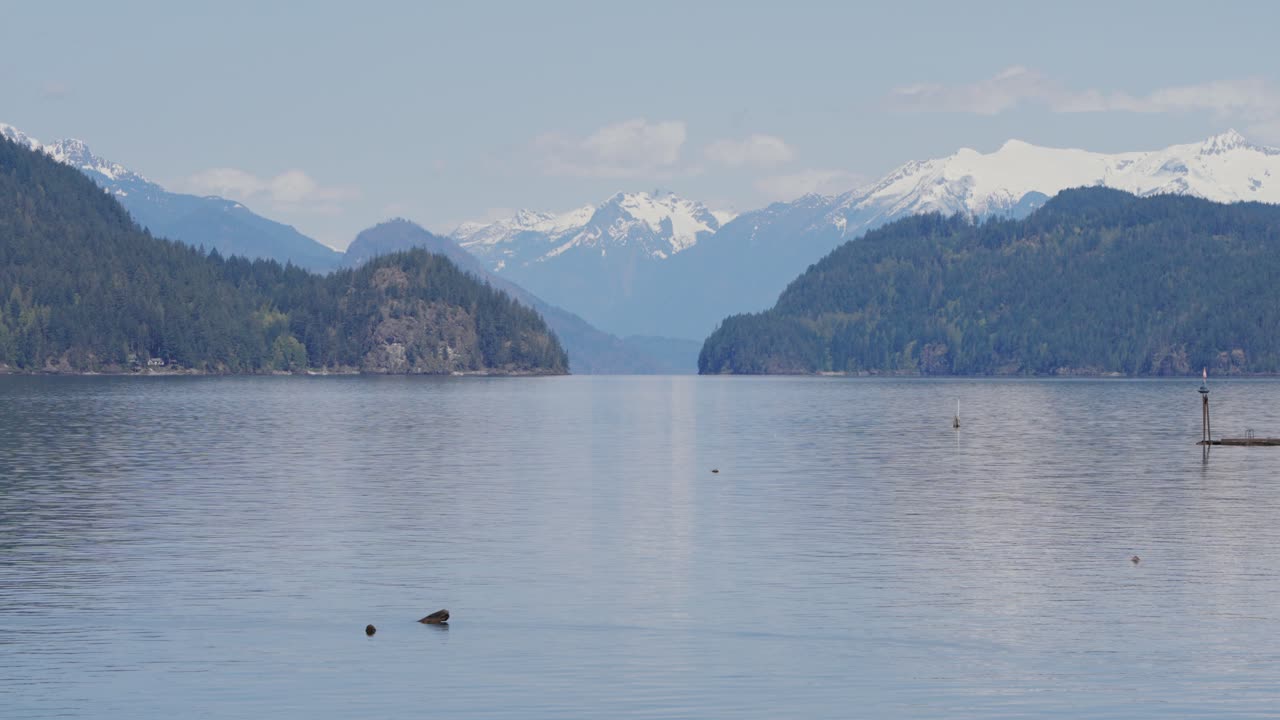 Harrison Lake con montagne innevate sullo sfondo nella Columbia Britannica, Canada