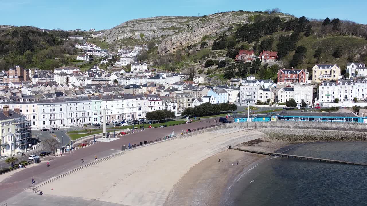 llandudno, ciudad costera costera, hoteles en el paseo marítimo, vista aérea, descienden a la playa