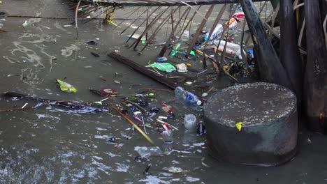 la basura se acumula en un canal de agua estancada