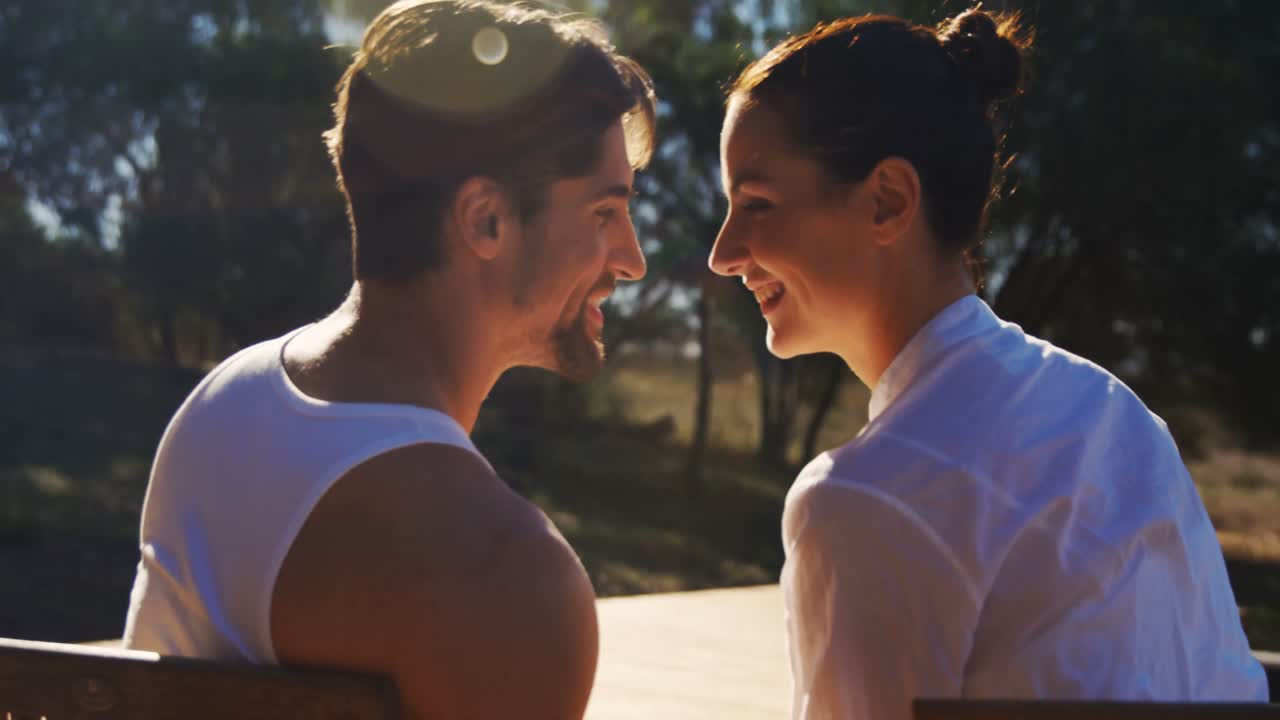 로맨틱한 커플이 얼굴을 마주보고 있습니다.