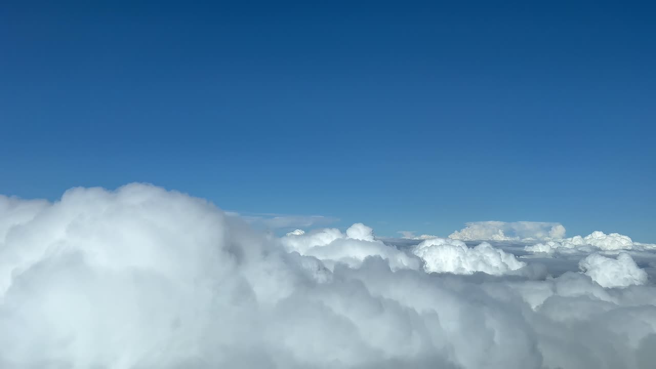 12000m 높이의 악천후 구름층을 상공을 비행하는 제트 조종석에서 조종사의 관점
