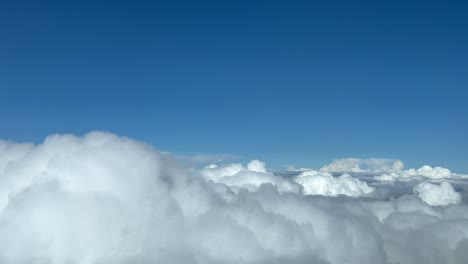 punto de vista del piloto desde la cabina de un jet que sobrevuela una capa de nubes de mal tiempo a 12000 metros de altura