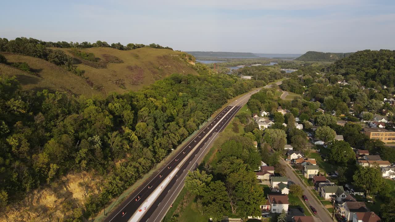 acantilados junto a una carretera en red wing minnesota durante el horario de verano imágenes aéreas