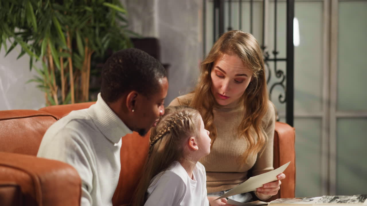 작은 소녀는 남자친구와 함께 할아버지와 할머니에 대해 묻습니다.