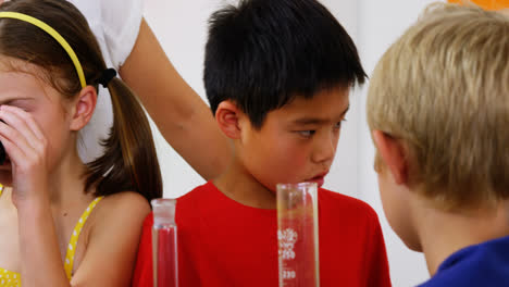 niños haciendo un experimento químico en el laboratorio