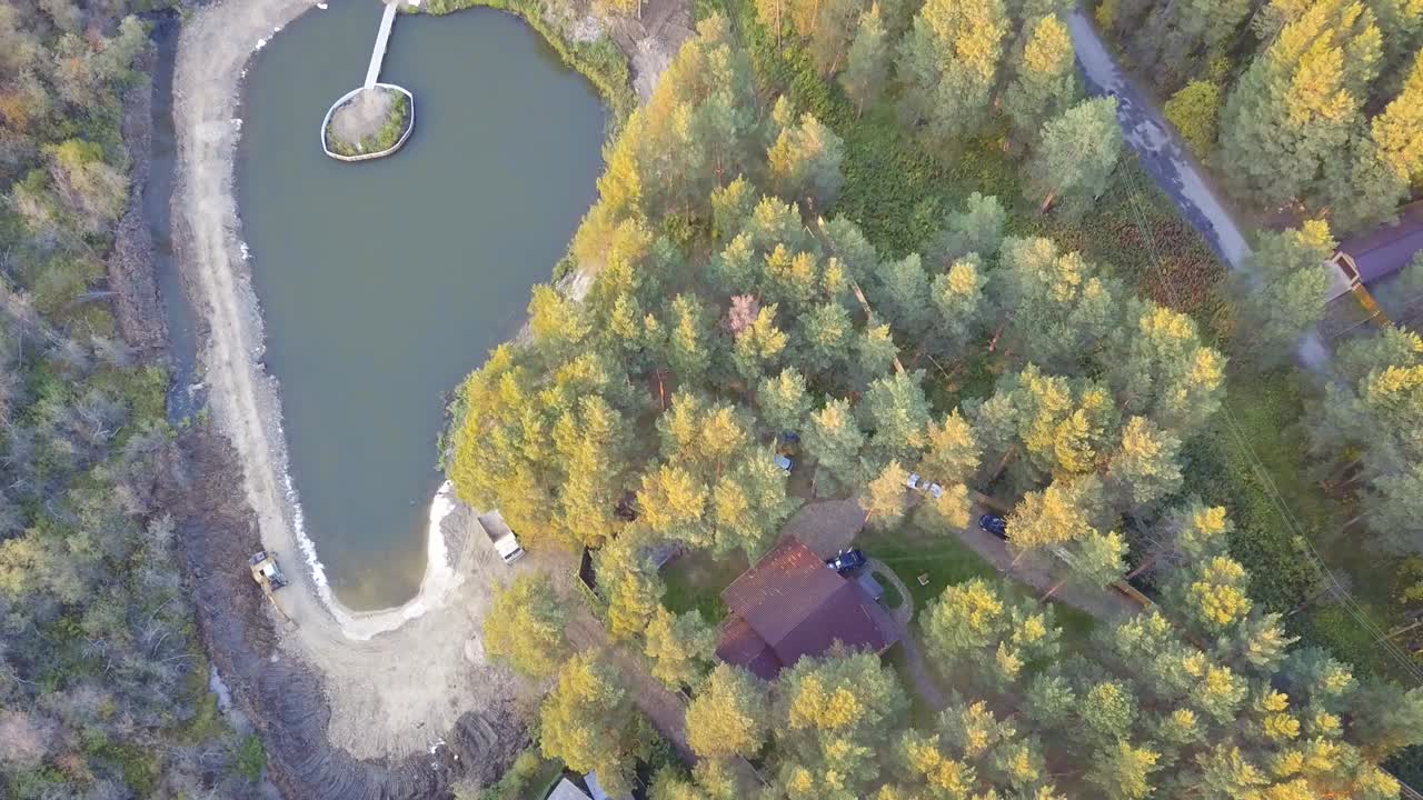 숲 에 있는 연못 과 집 들 의 공중 풍경