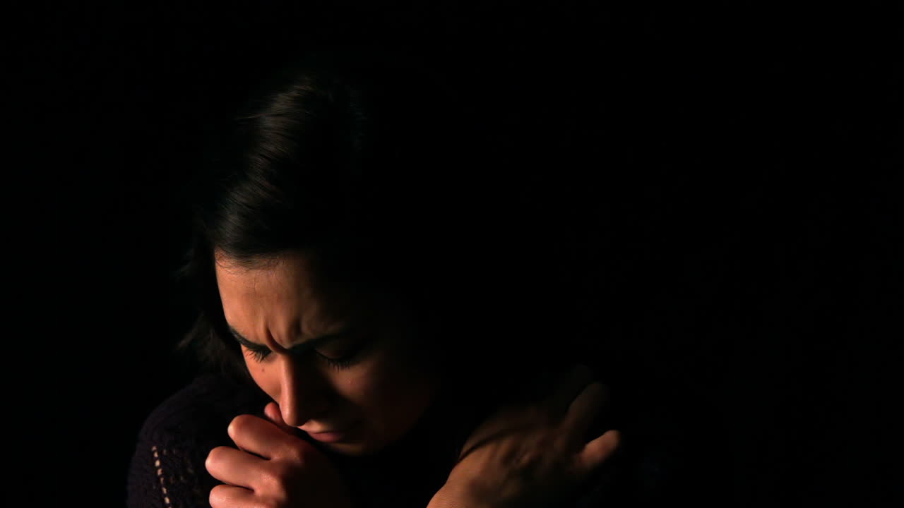 bruneta molesta en el fondo negro