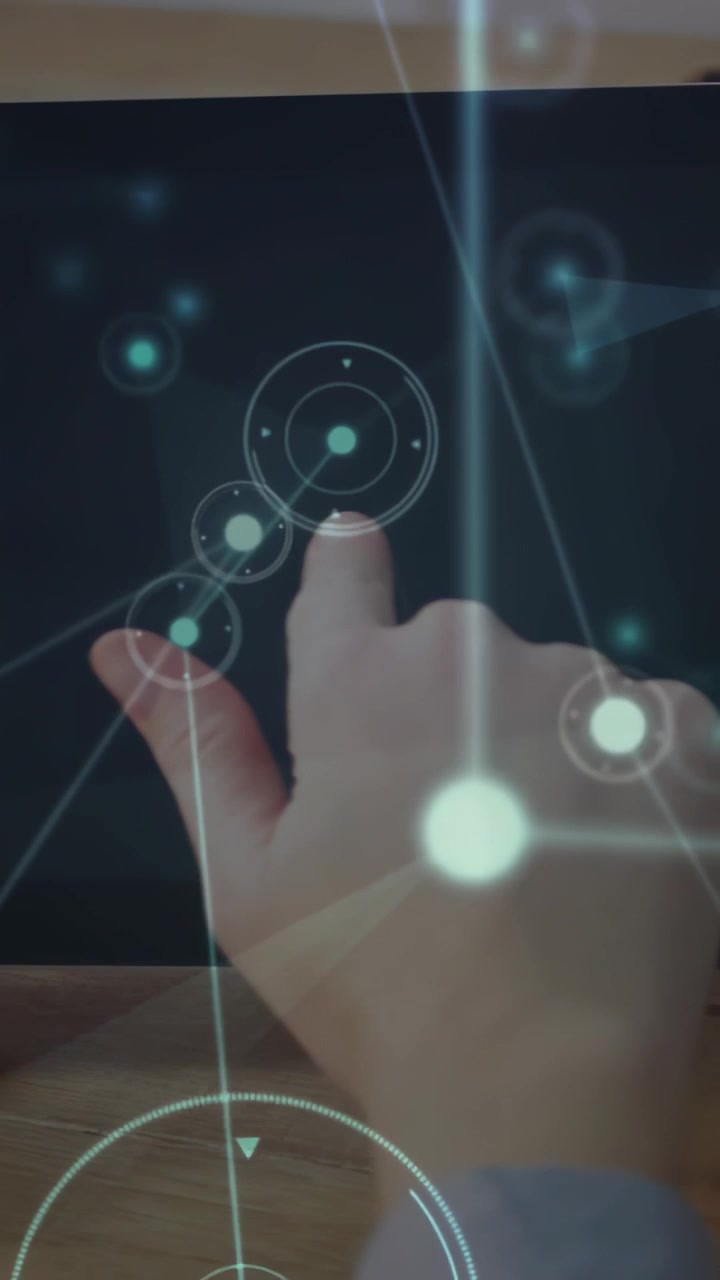 Video verticale: Mano destra che si avvicina a un tablet, toccando e scorrendo per attivare nodi di rete tecnologici.