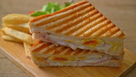sándwich de jamón y queso con huevo y patatas fritas