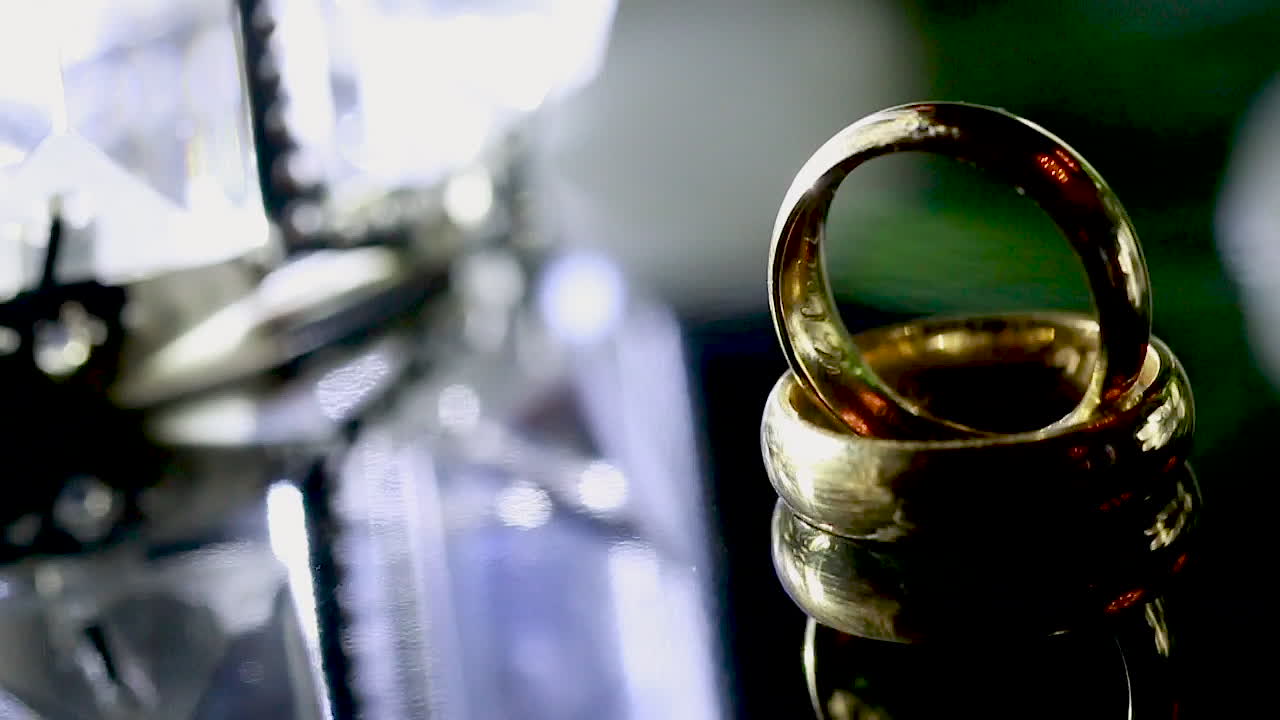 조명 효과가 있는 탁자 위의 아름다운 결혼 반지