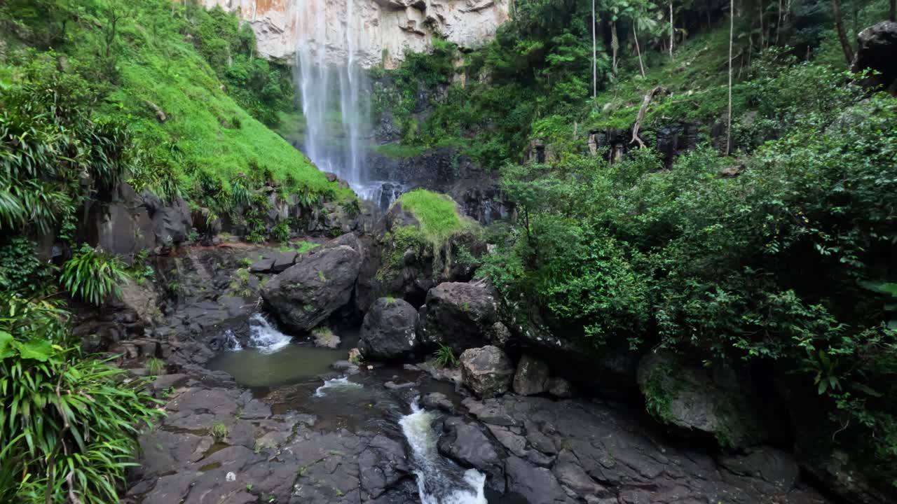puente que conduce a una vista panorámica de la cascada