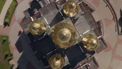 vista aérea de una iglesia con cúpulas doradas