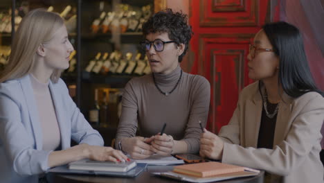 mujeres de negocios en una reunión