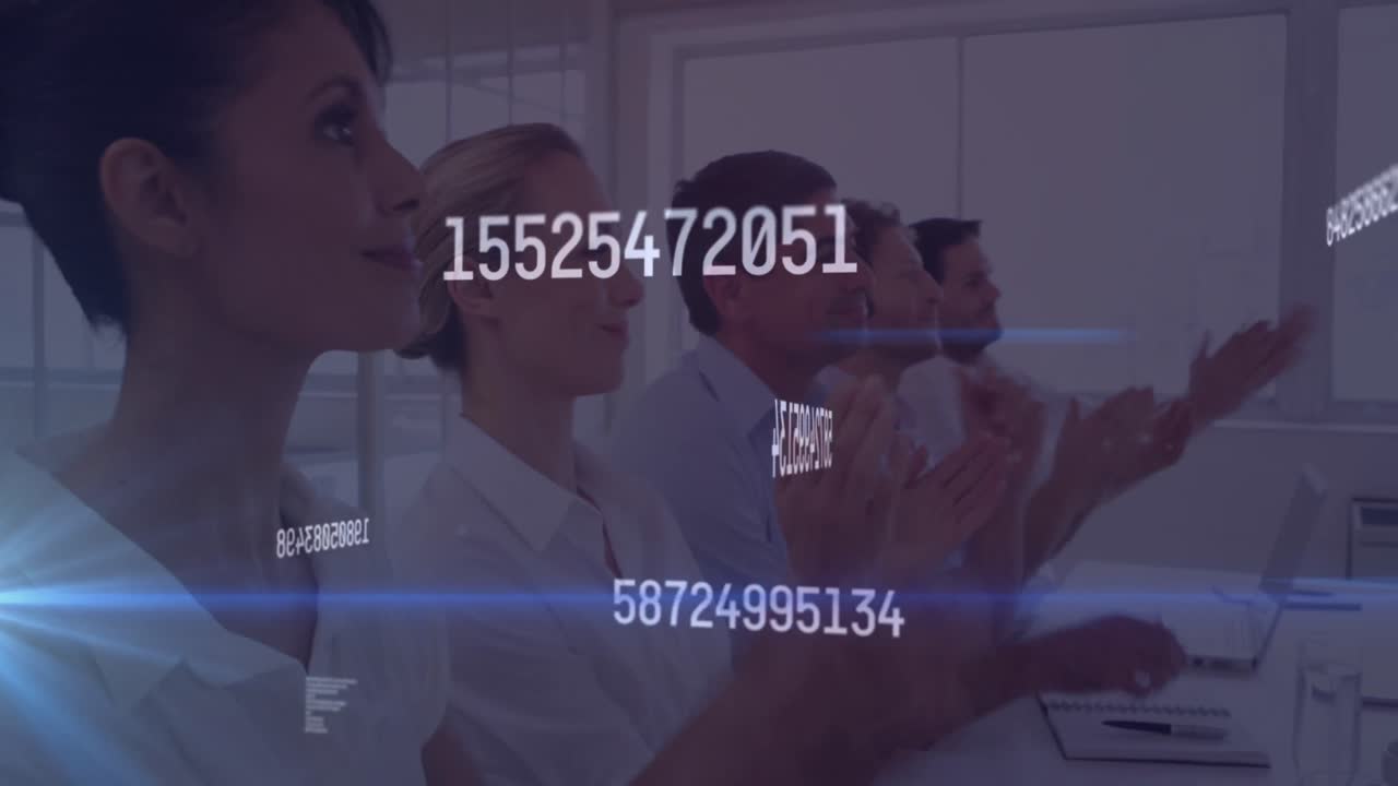 animación del procesamiento de datos sobre diversas personas de negocios que trabajan en la oficina