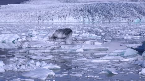 Eisberge-Driften-In-Der-Massiven-Gletscherlagune-Bei-Fjallsarlon-Island,-Was-Auf-Globale-Erwärmung-Und-Klimawandel-Hindeutet