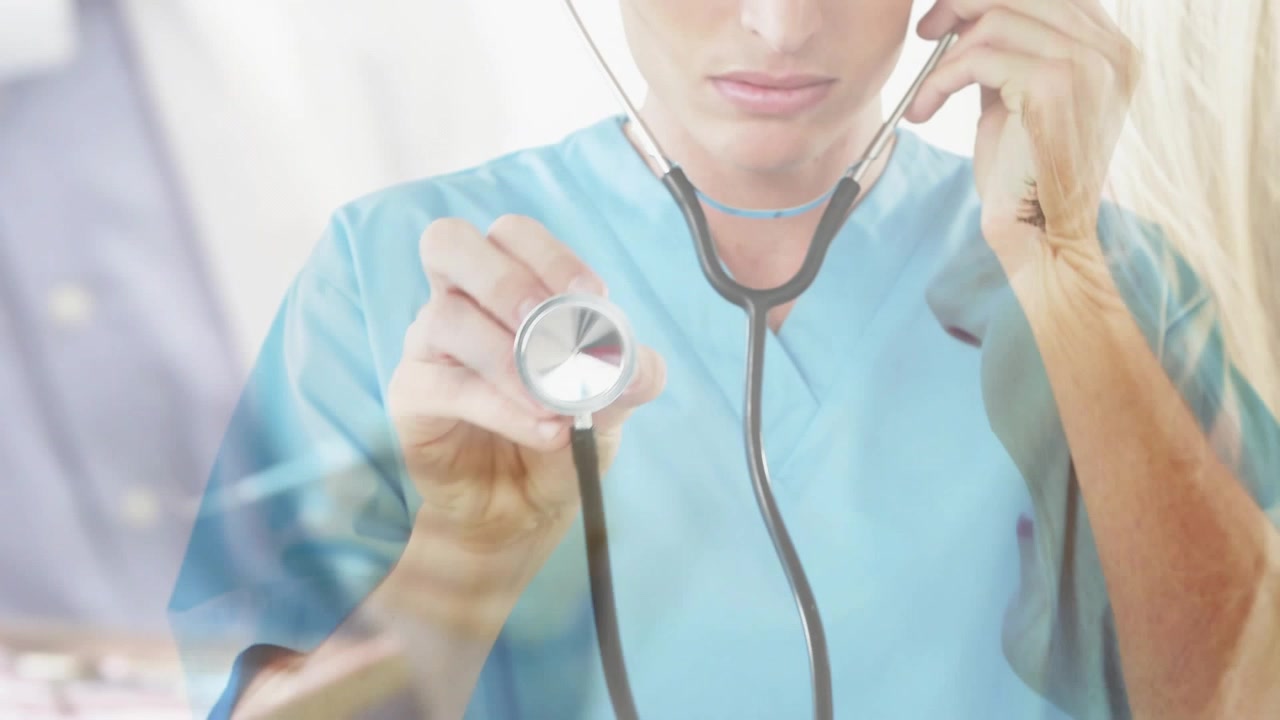 Medico al centro che si protende con lo stetoscopio verso la telecamera, avviando una demo medica con sovrapposizioni sfumate.