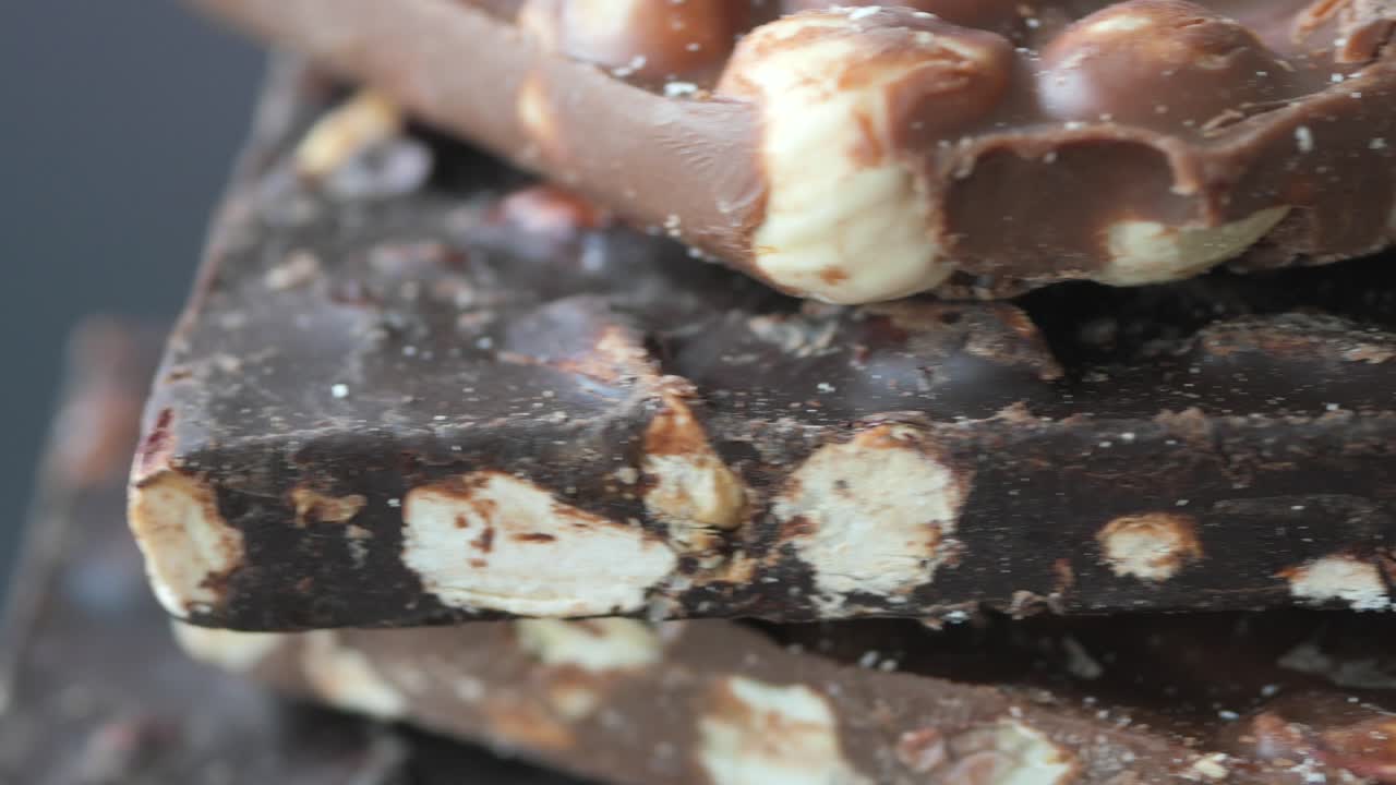 견과류와 함께 초콜릿 바의 클로즈업