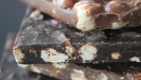 primer plano de barras de chocolate con nueces