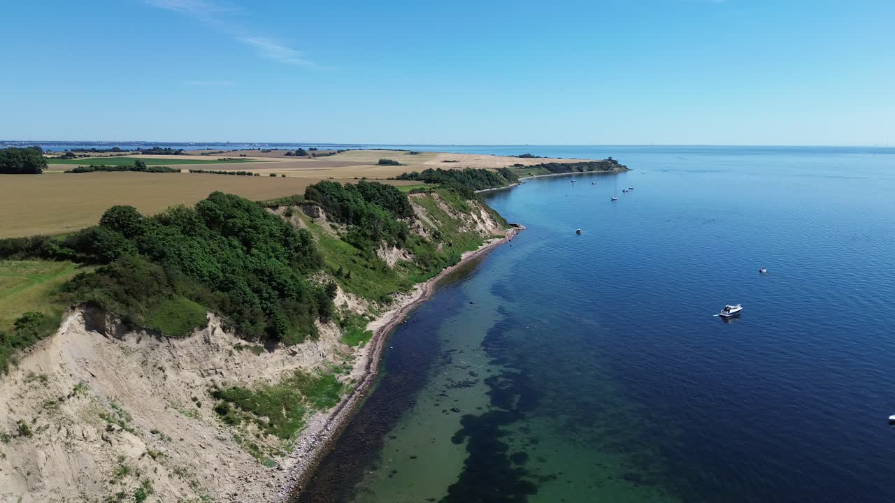 isla de ven, suecia: avión no tripulado volando sobre la escarpada costa de la isla de ven en verano