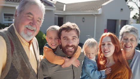 Selfie-with-grandparents,-parents