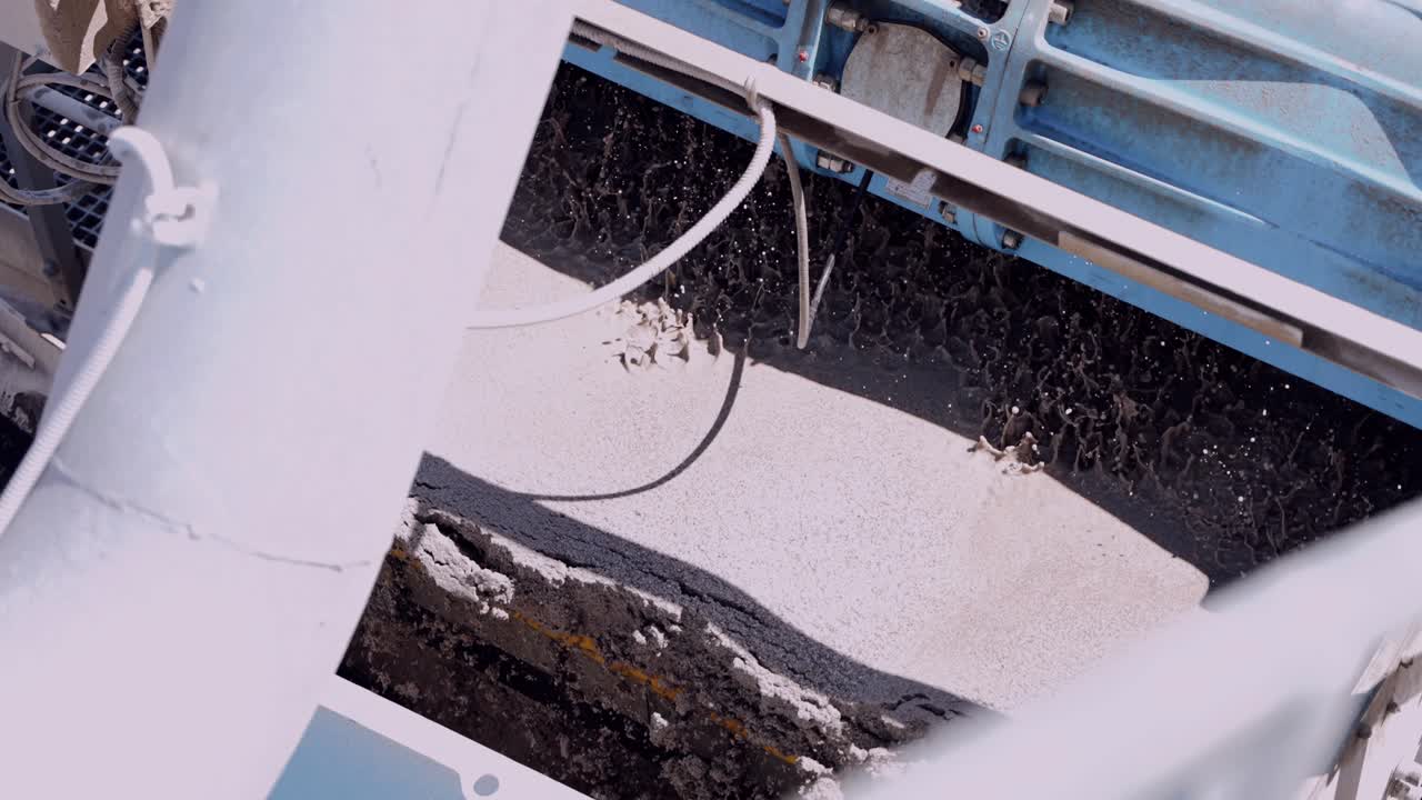 산업 처리 과정에서 모래 표면에 물의 동적 스프레이