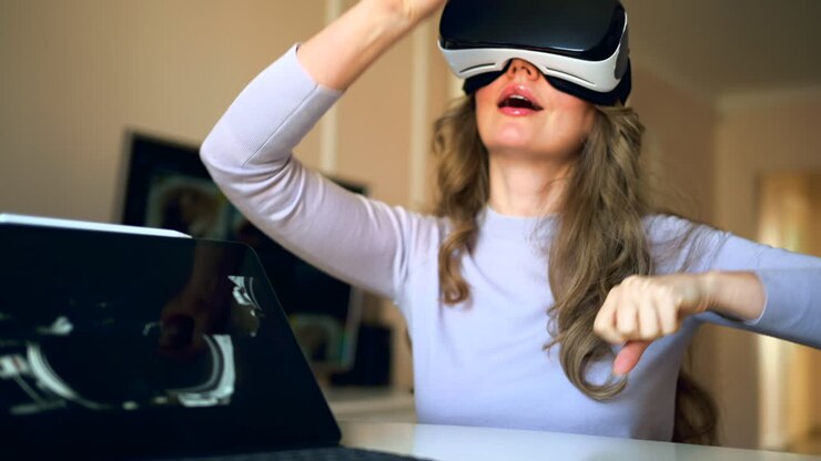 Donna che utilizza un visore per la realtà virtuale a casa, di giorno