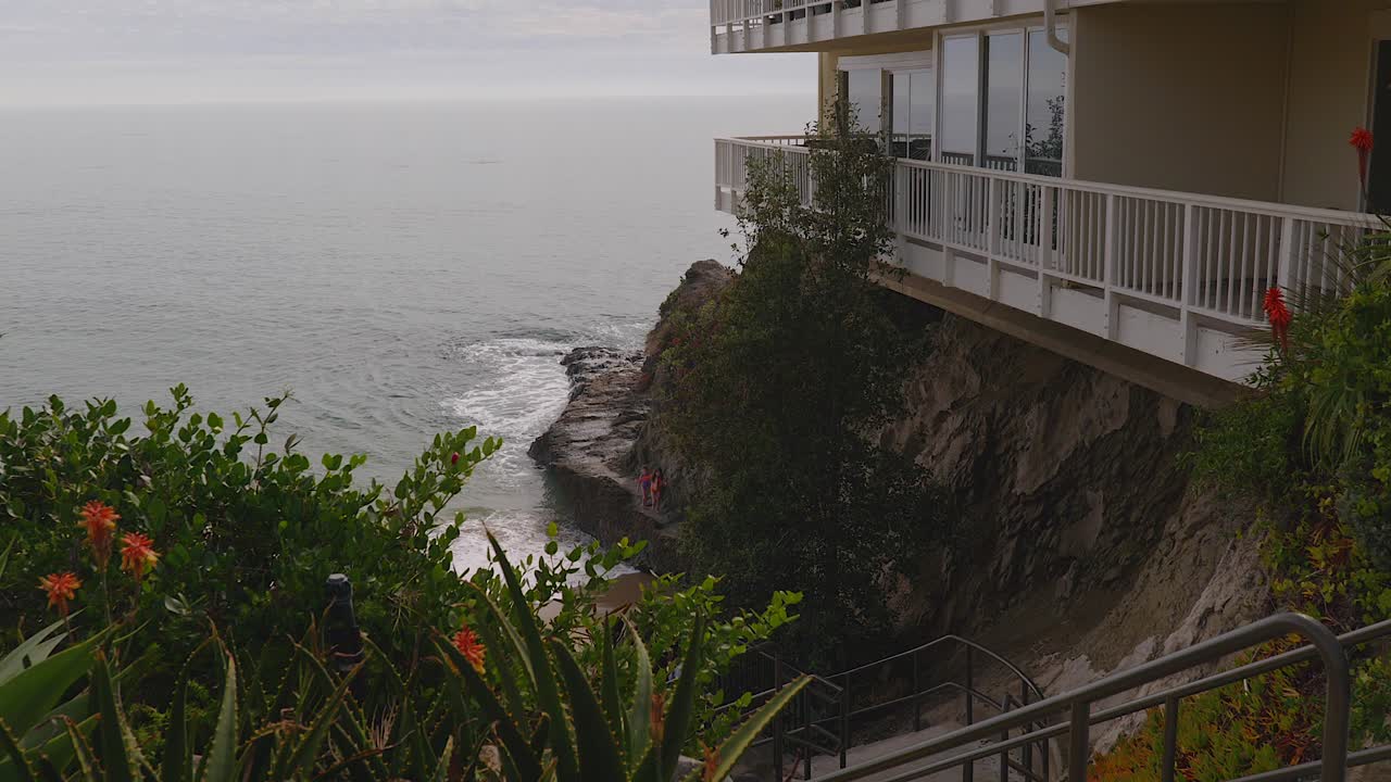 캘리포니아 라구나 비치의 암석 꼭대기에 앉아 거주