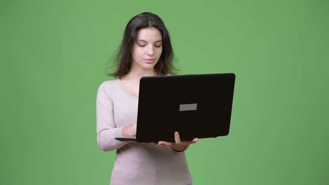 joven hermosa usando una computadora portátil