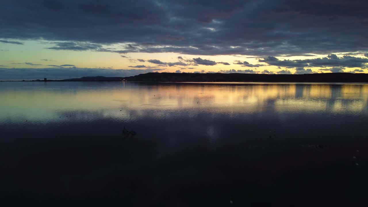 Upea ilmakuva laguunista Sant'Antiocossa, Sardiniassa, loitontava kuva, iltahämärä