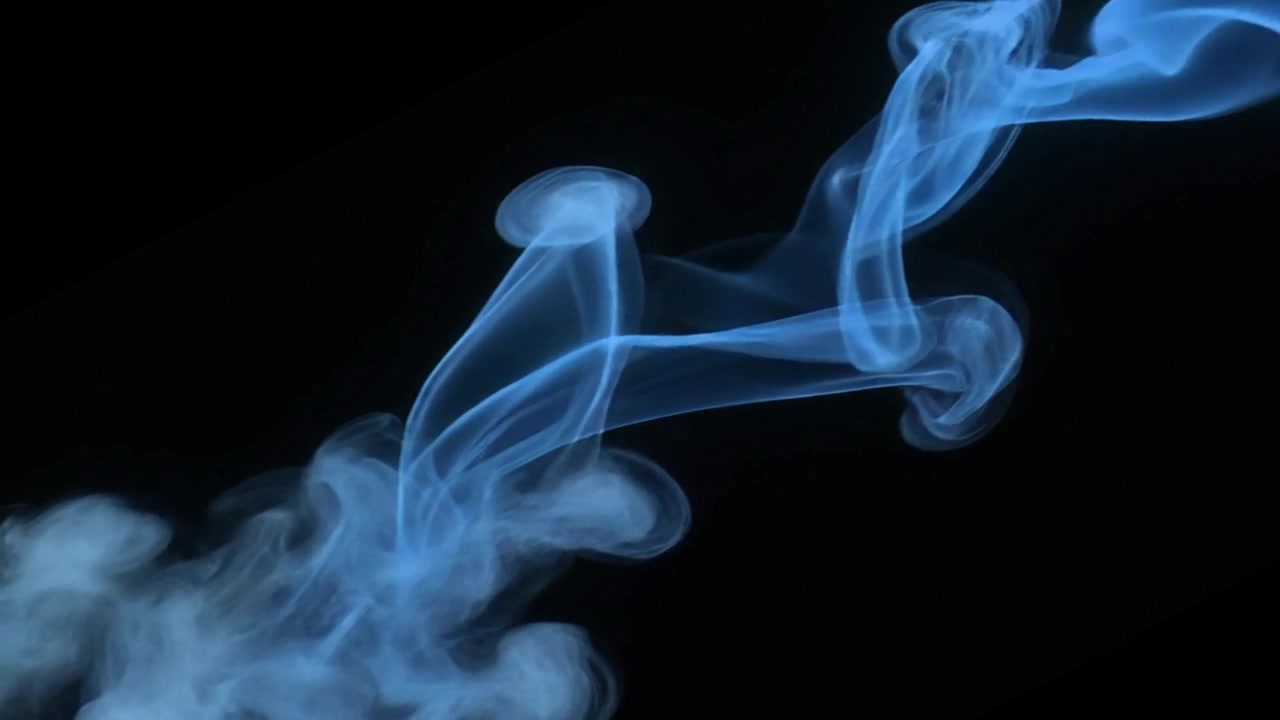 Abstract Fumo blu che gira su uno sfondo nero