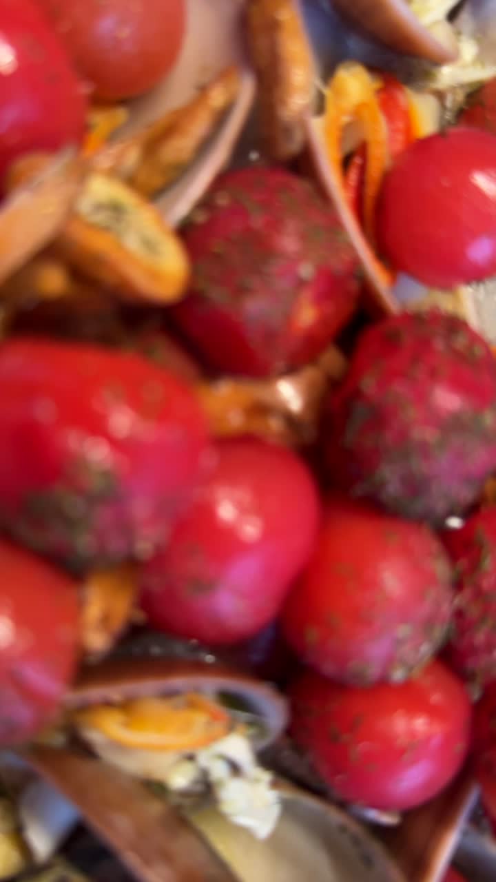 deliciosas almejas con tomates cereza y hierbas