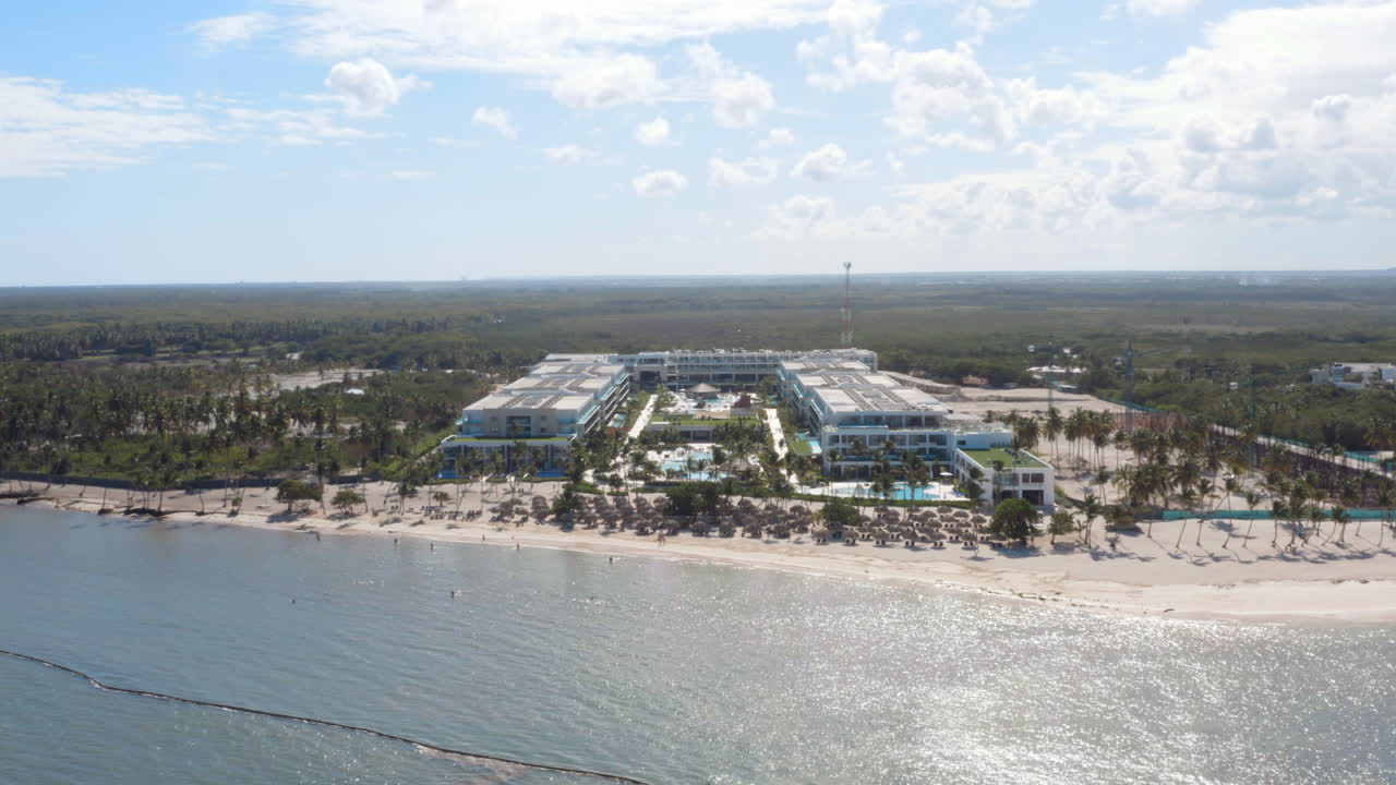 팜 비치와 수영장이 있는 고급스러운 호텔 세레나데 리조트