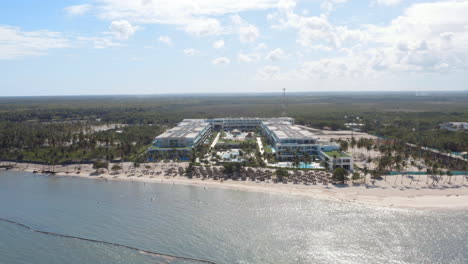 lujoso hotel serenade resort con playa de palmeras y piscinas