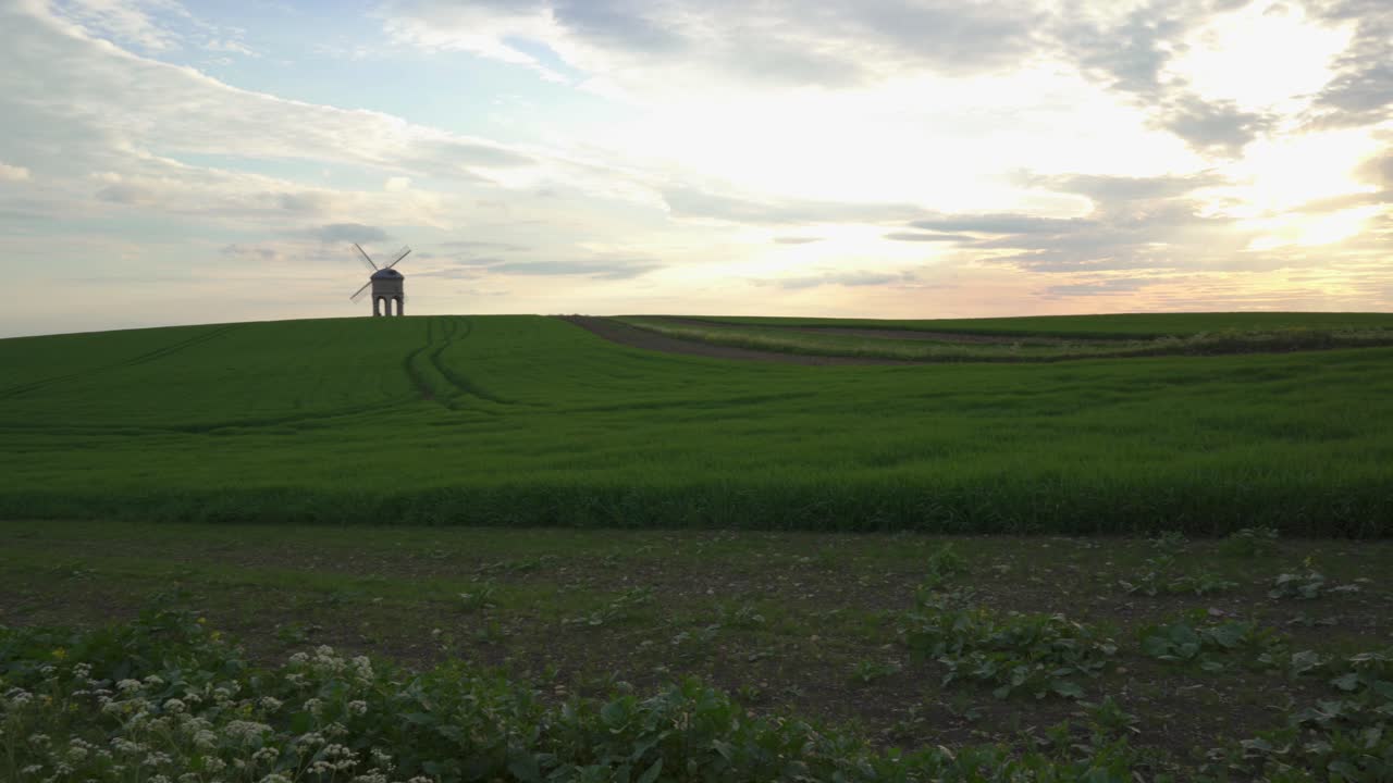 toma panorámica del molino de viento de chesterton, un antiguo molino de viento de piedra, en un campo en una tarde de puesta de sol de verano, cerca de leamington spa, warwickshire, inglaterra