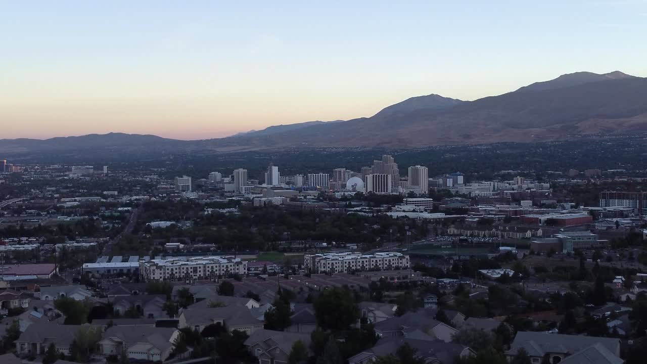 toma aérea del horizonte y las montañas en reno, nevada al atardecer