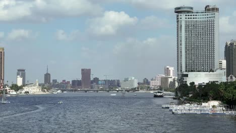 o rio nilo com o cairo no fundo