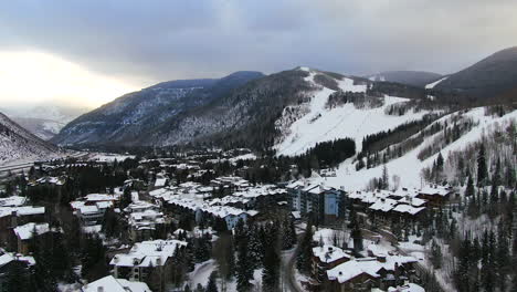 Luftbild-Drohne,-Dorf-Vail,-Skigebiet-Vail,-Löwenkopf,-Früher-Morgen,-Mitten-Im-Winter,-Sonnenaufgang-über-Skipisten-Und-Gondel,-Malerische-Berglandschaft-Von-Colorado,-Schwenk-Nach-Oben,-Offenlegung-Der-Rückwärtsbewegung