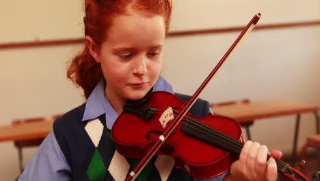 Lindo-Alumno-Tocando-El-Violín-En-El-Aula