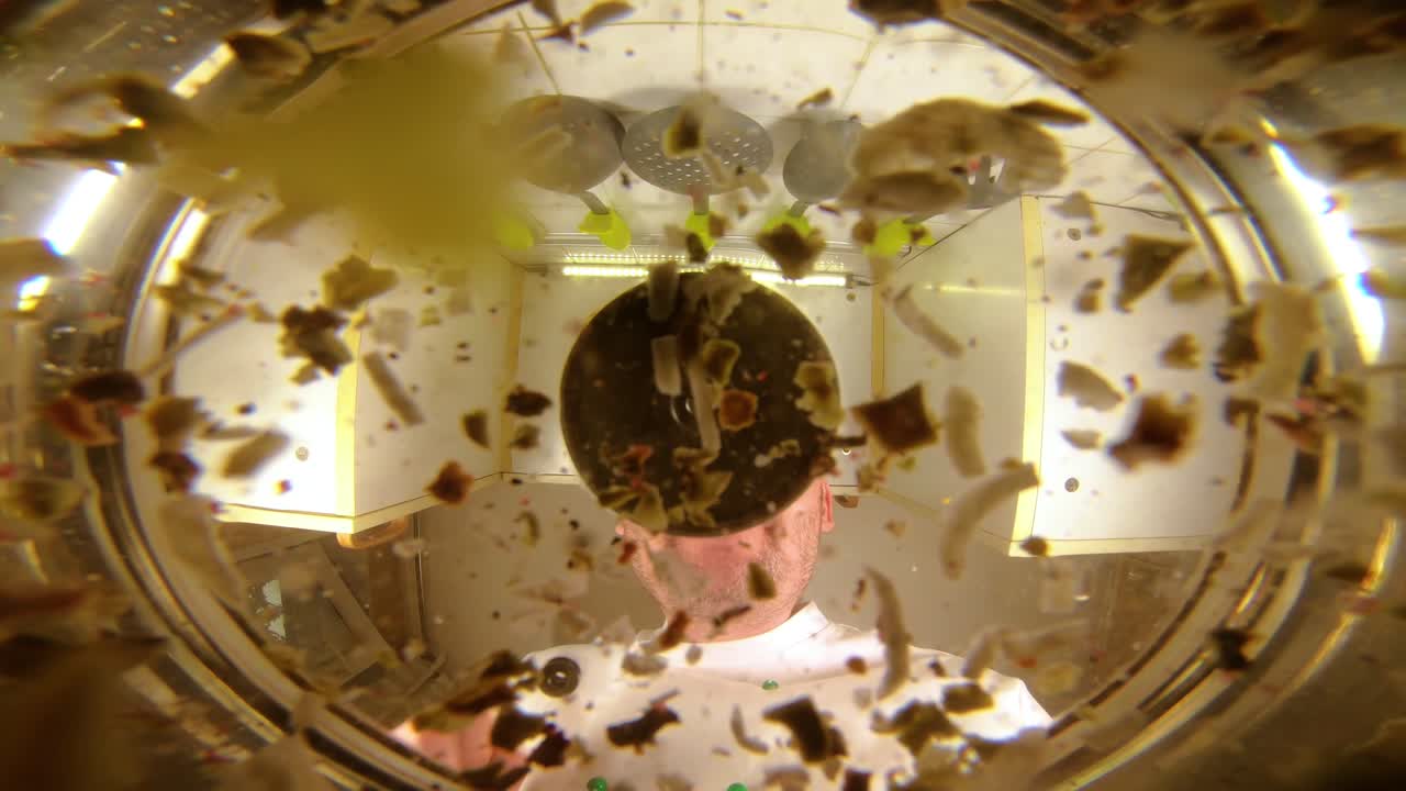 셰프는 채소 수프를 준비합니다. 셰프는 수프에 향신료를 추가합니다. 팬에서 보는 풍경입니다.