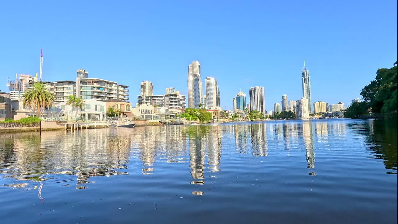 paseo panorámico en barco por las vías fluviales urbanas
