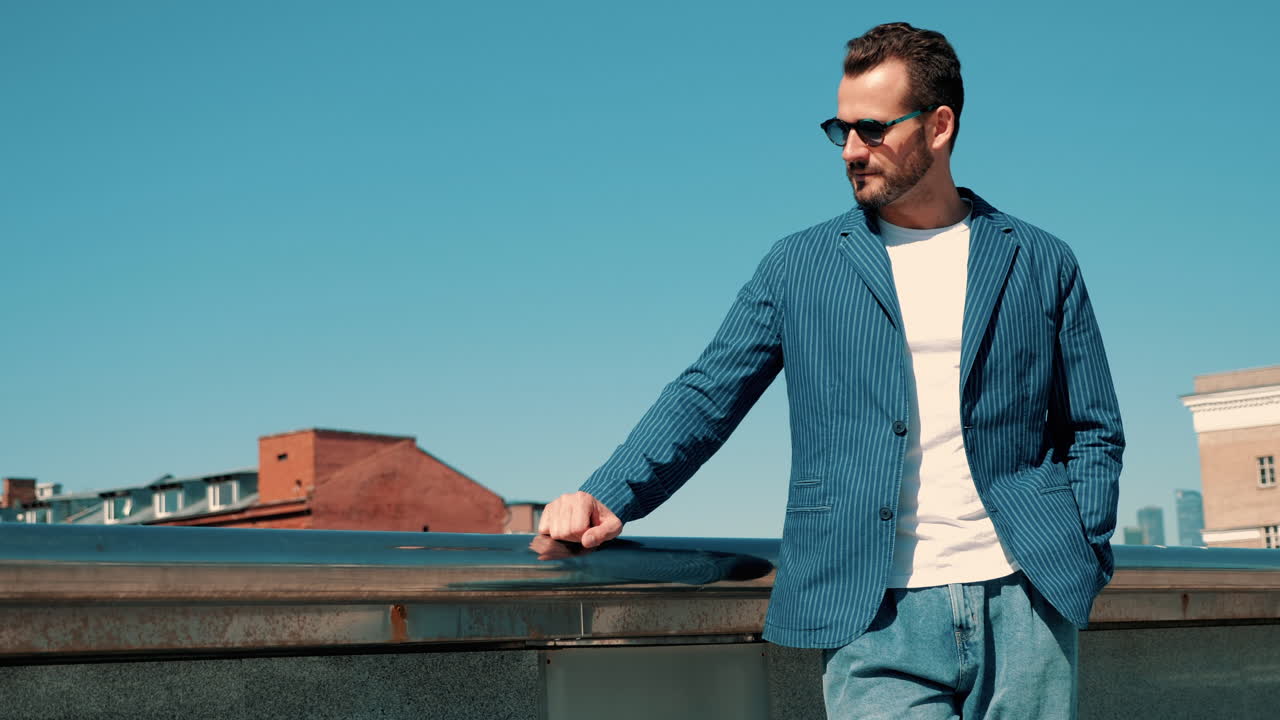 도시 풍경 에 있는 스타일리시 한 남자