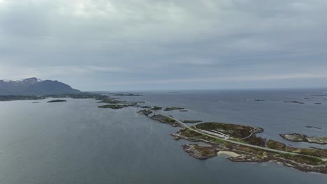 Norwegen-Atlantikstraße-–-Vollständige-Luftaufnahme-Dieser-Spektakulären-Küstenstraße,-Die-Draußen-Im-Offenen-Meer-Von-Insel-Zu-Insel-Führt